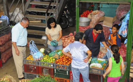 Personas un una plaza de mercado