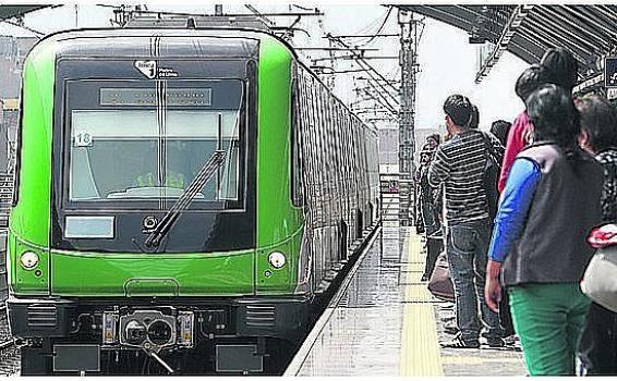 Caso de violencia a la mujer en el Metro de Lima Personas a las afueras del metro en Lima