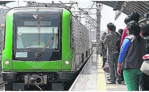 Personas a las afueras del metro en Lima