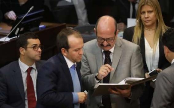 Personas en el recinto del congreso