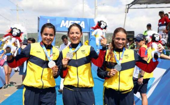 Colombia genera noticias positivas en deporte Deportistas colombianas sosteniendo trofeos