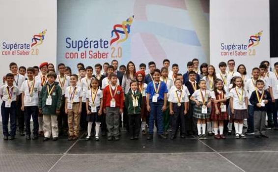 Coldeportes acompaño la final de Supérate con el Saber Estudiantes en un grupo para ser fotografiados