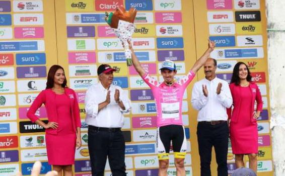 Ciclista colombiano en el podio despues de ganar una carrera