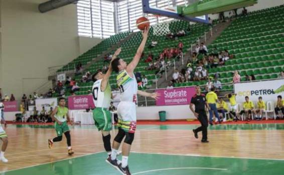 Jugadores de baloncesto en una cancha jugando