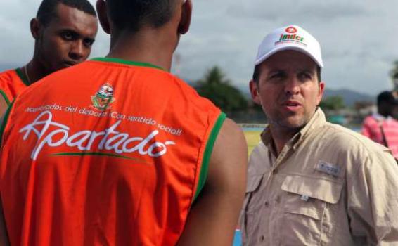 Promover el deporte fundamental para la construcción de país Tres personas siendo fotografiadas