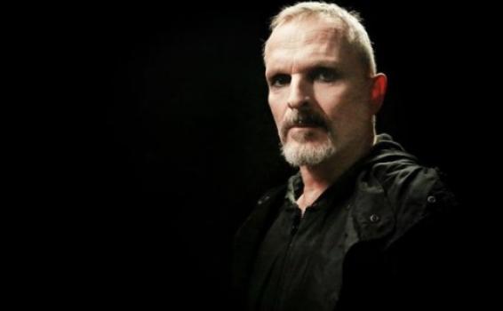 Los momentos más polémicos en la vida de Miguel Bose Miguel Bose vestido de negro