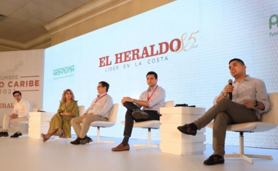 El jefe de la cartera explicó cuál será la hoja de ruta para lograr cumplir el ambicioso plan Cuatro personas en una conferencia de gobierno