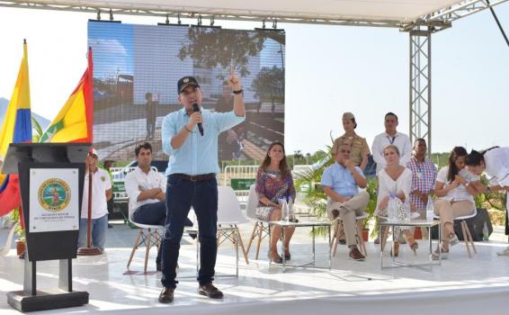 Ministro de Vivienda en intervencion en publico