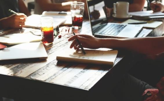 MinTIC busca elevar la productividad de empresas del Valle Personas en una mesa trabajando