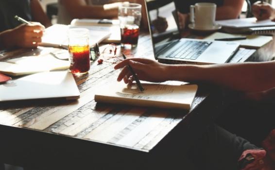 Personas en una mesa trabajando