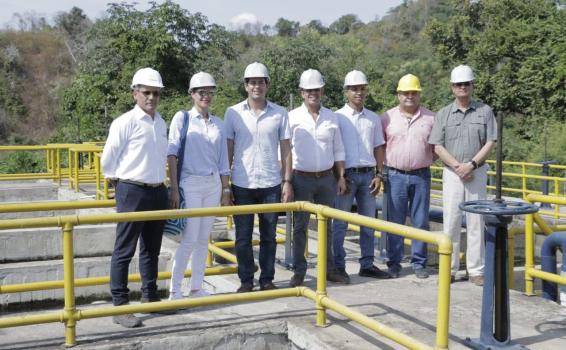 Minvivienda y sus proyectos a nivel nacional Personas de casco blanco en una foto
