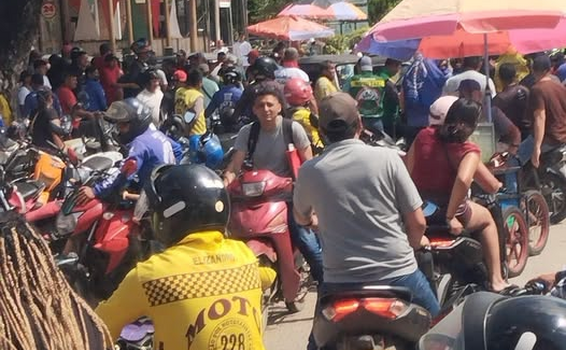 Mototaxistas fecham a fronteira em protesto contra veículos colombianos image for Mototaxistas fecham a fronteira em protesto contra veículos colombianos