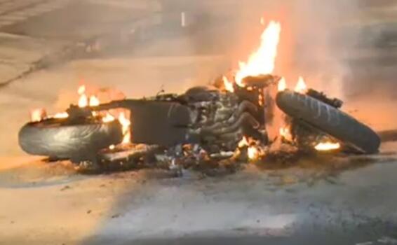 image for Ladrones que iban a robar local en Bogotá les quemaron la moto