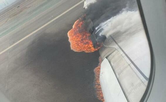 image for Mueren bomberos al chocar vehículo contra un avión de Latam