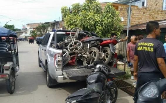 Encuentran motos robadas en un taller Personas a las afueras de un taller mecanico intervenido por oficiales