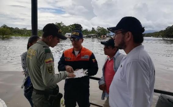 Personas en el muelle de Leticia en control de embarcaciones pequeñas