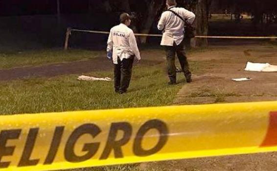 Personas en una zona donde ocurrio asesinatos
