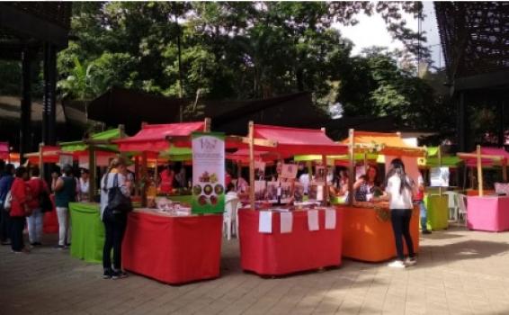 Personas en una feria de mujeres emprendedoras