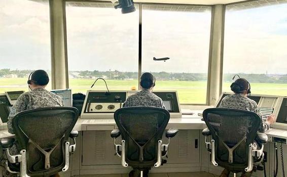 image for Tres mujeres controladoras aéreas estuvieron al mando de la Torre de control