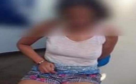 Mulher e presa em Manacapuru Mulher atacando a filha na foto