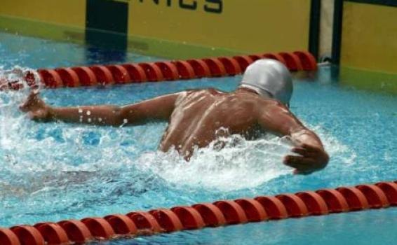 Persona nadando en una piscina