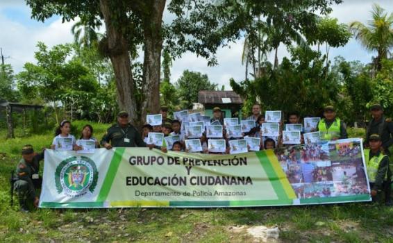 Niños en una foto de clausura de taller con miembros de la policia