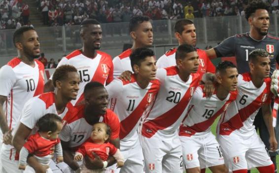Selccionado de futbol peruano en una foto en un estadio