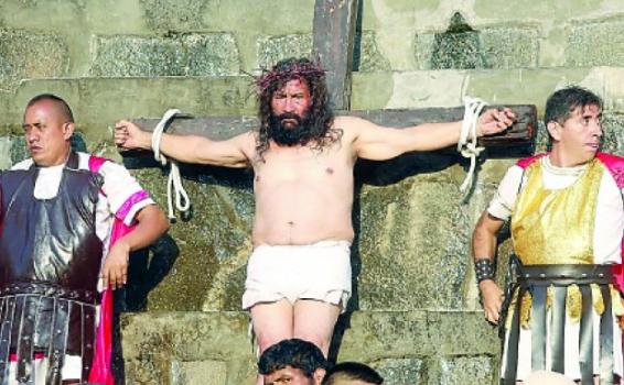 Cristo Cholo crucificado al lado de dos hombres 