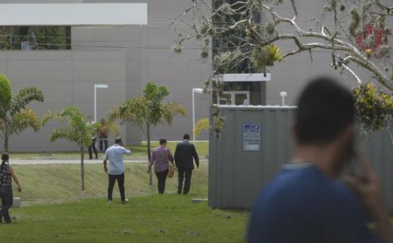 Pessoas andando em um campo