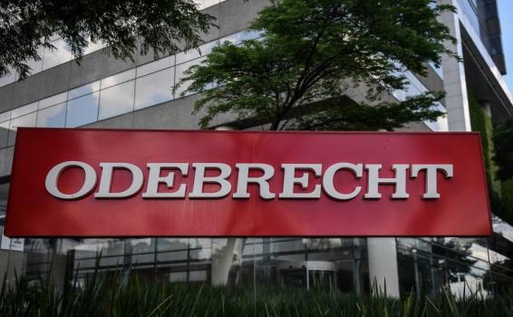 Letrero de Odebrecht a las afueras de un edificio