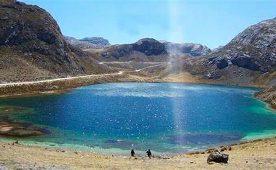 image for Yantac y su laguna de siete colores