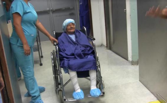 Señora de 98 años en una silla de ruedas despues de ser operada