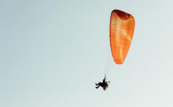 Colombia suspende por tres meses Persona en parapente