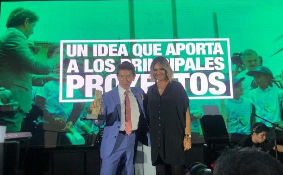 Lanzamiento del Premio Nacional de Periodismo Digital Dos personas en tarima en eventos de periodismo digital