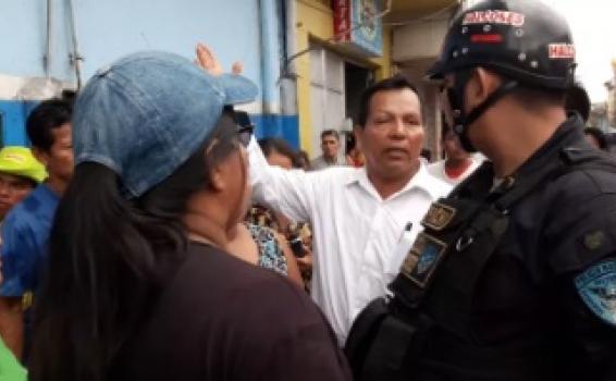 Personas discutiendo con policias