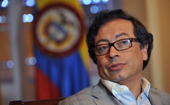 Senador Gustavo Petro en una oficina en rueda de prensa