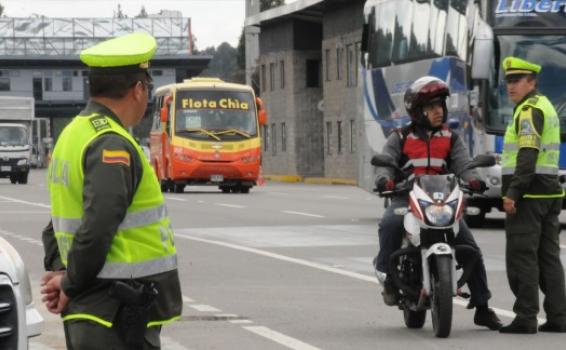 Plan exodo listo Policia de transito en una calle haciendo controles