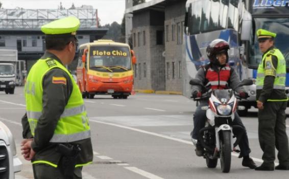 Policia de transito en una calle haciendo controles