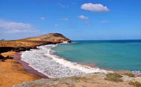 Campaña Suma Tus Manos,logro la participación de mas de 800 personas Foto de una orilla en una playa colombiana