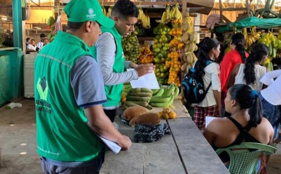 Personas en la plaza de mercado de Leticia