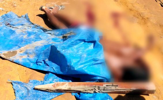 Pessoa morta no chao coberta com um plastico