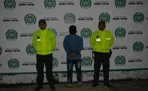 Capturas por acoso sexual a menor de edad Capturado al lado de dos policias