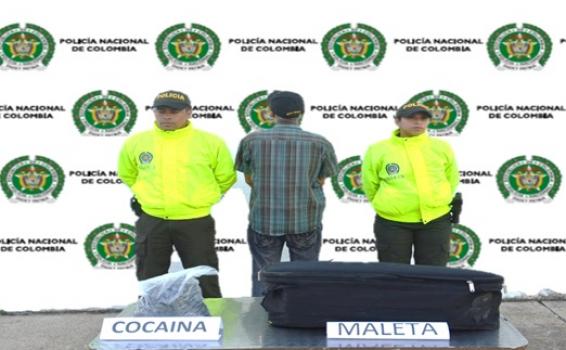 Intensifica controles en el aeropuerto de Leticia Dos policias al lado de un capturado