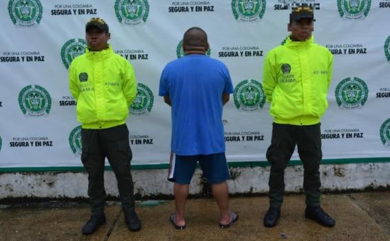 Personas frente a comando policia haciendo ejercicio