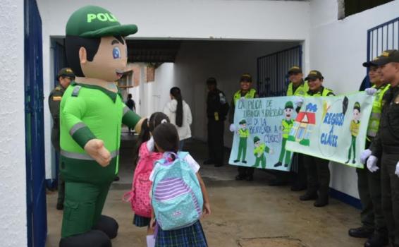 Campañas de la policia en Leticia Amazonas Niños entrando a el colegio