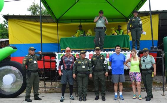 Personas en un fila listos para ser fotografiados