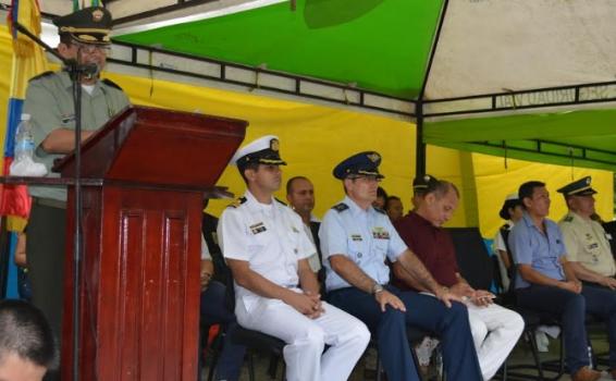 Militares y funcionarios de gobierno en acto protocolario de aniversario