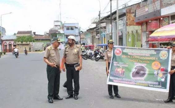 Personal de la policia en Iquitos