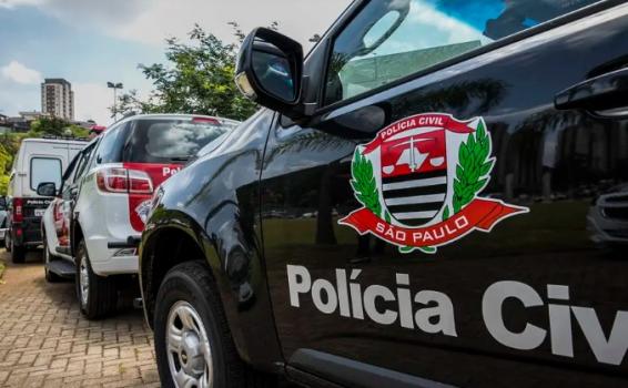 Carros de polícia alinhados na rua Carros de polícia alinhados na rua