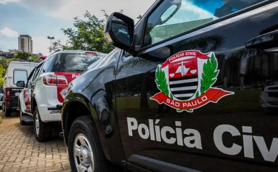 Carros de polícia alinhados na rua